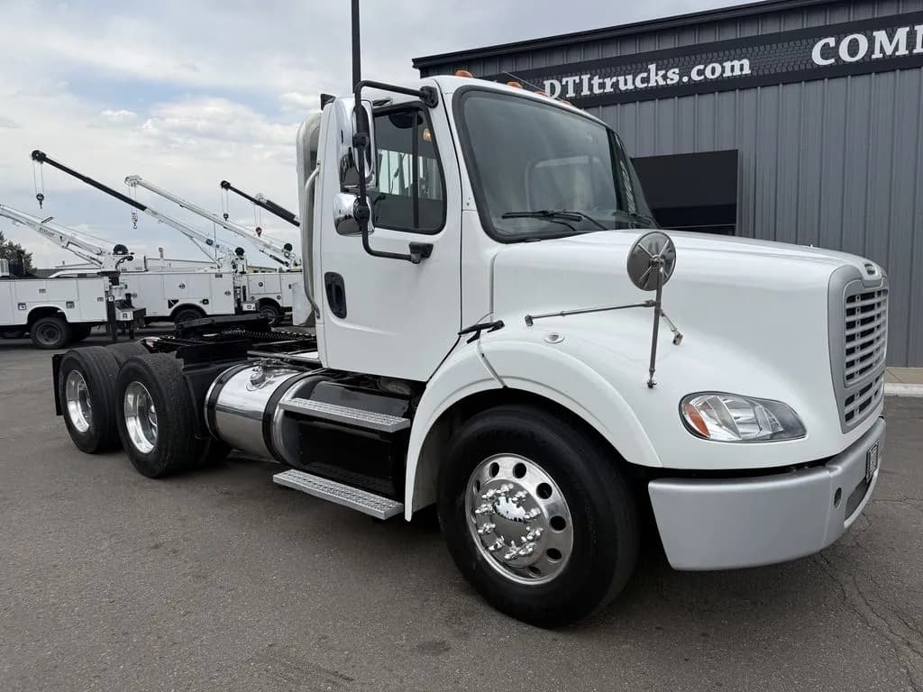 2016 Freightliner M2-112- Tandem Axle Day Cab Detroit Diesel DD13 - Day Cab