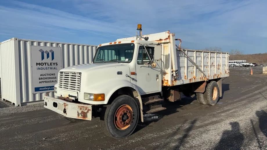 1998 International 4700 S/A 16’ - Dump