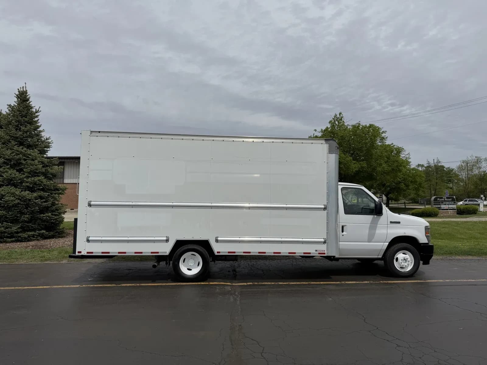 2022 Ford E-350