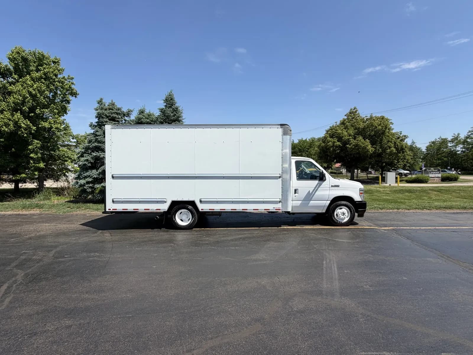2022 Ford E-350