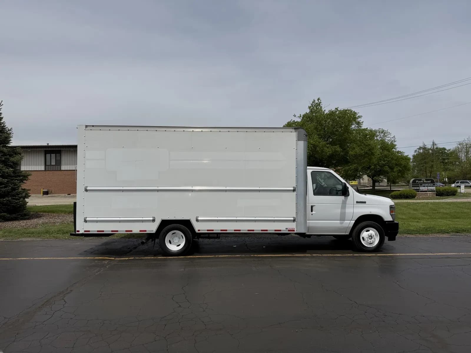 2022 Ford E-350