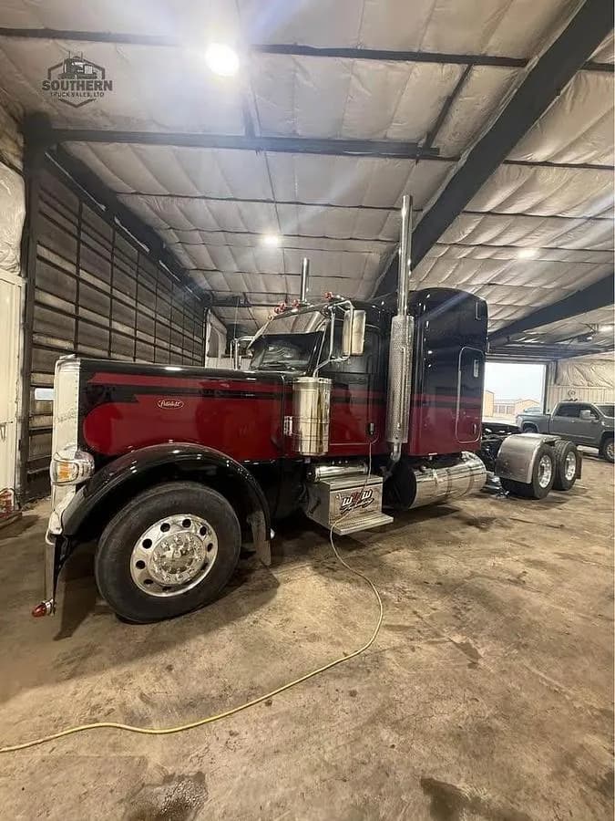 2023 Peterbilt 389