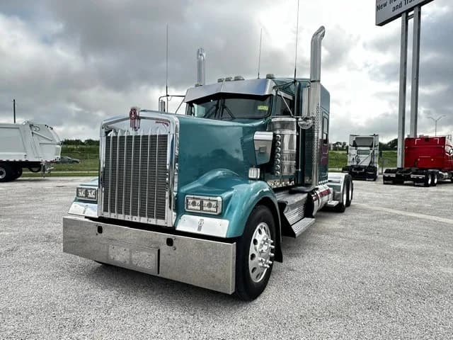 2022 Kenworth W900L -
