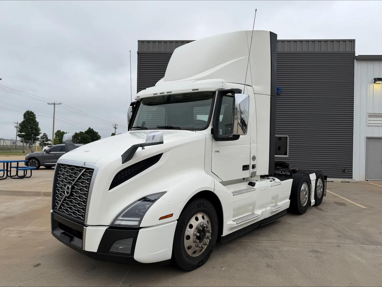 2019 Volvo VNL300 - - Day Cab
