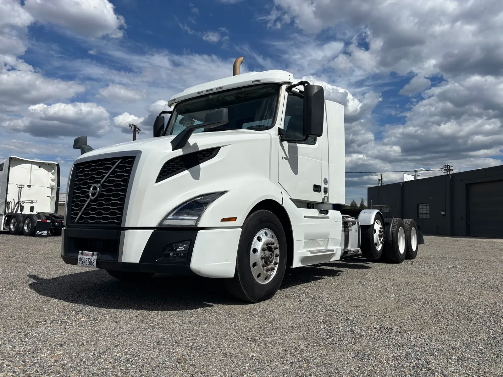 2019 Volvo VNL84T300 - - Day Cab