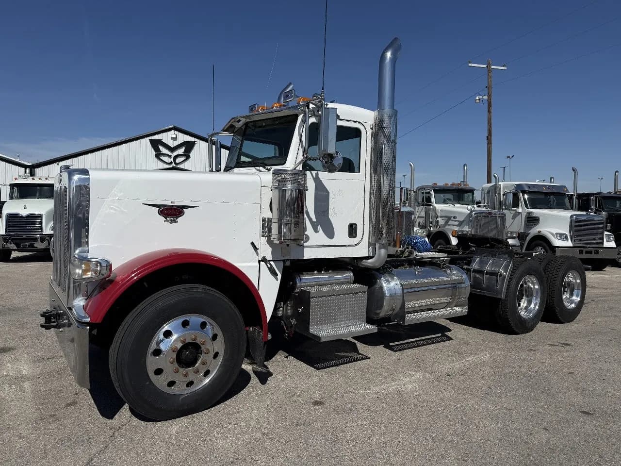 2014 Peterbilt 388 Tandem Axle Daycab - Day Cab