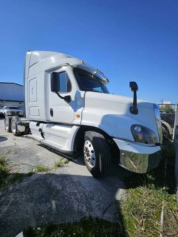 2015 Freightliner Cascadia - Sleeper