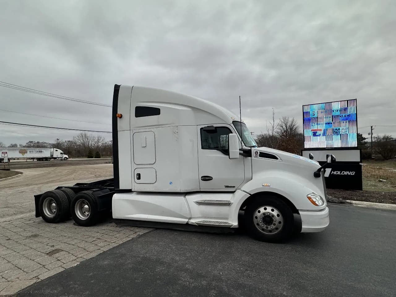 2022 Kenworth T680 - Sleeper