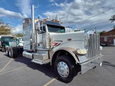 2015 Peterbilt 389 Conventional Long Hood & Long W.B Tandem Axle Semi - Sleeper