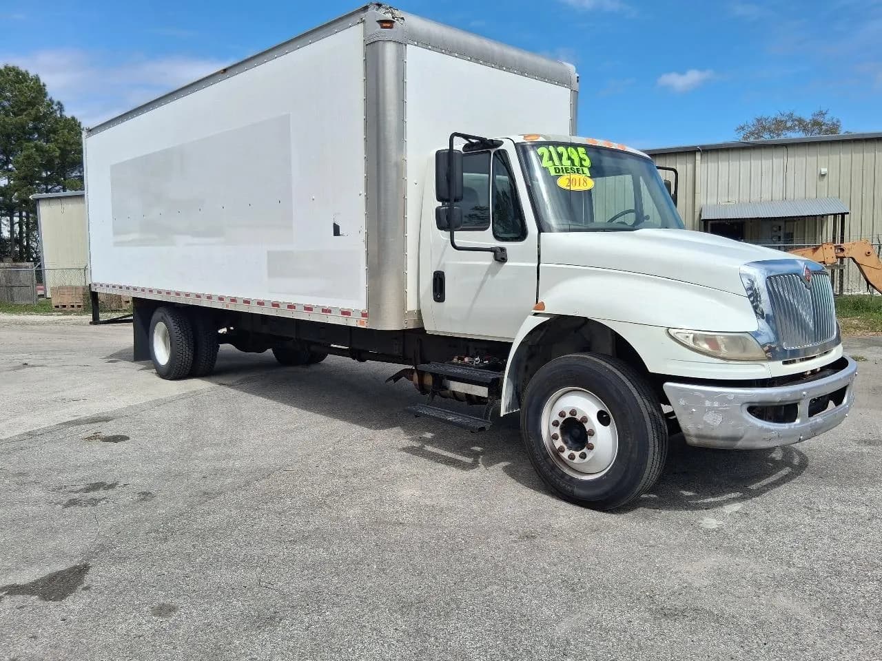 2018 International 4300 26' - Box