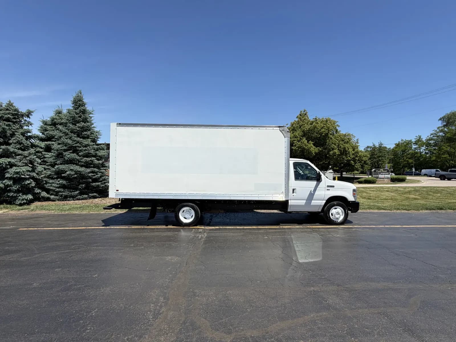 2019 Ford E-350 - Box
