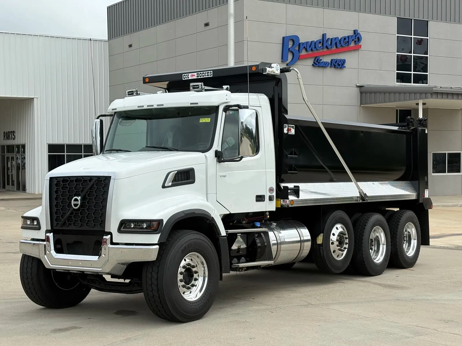 2027 Volvo VHD84F300