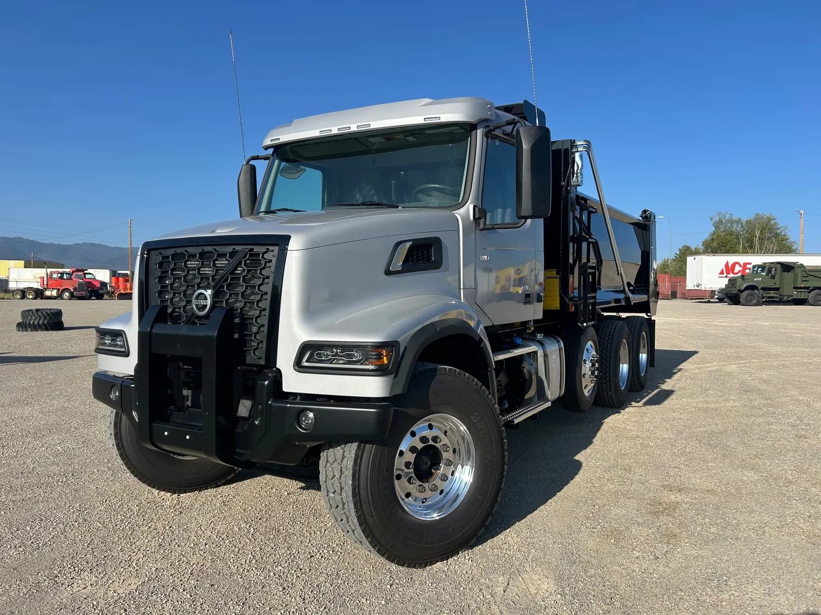 2025 Volvo VHD84F300 - Dump